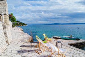 Holiday Home Seafront Escape - Happy Rentals