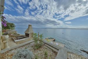 Holiday Home Seafront Escape - Happy Rentals