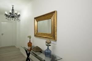 villa com piscina entre o mar e as montanhas