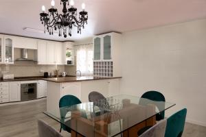 villa com piscina entre o mar e as montanhas