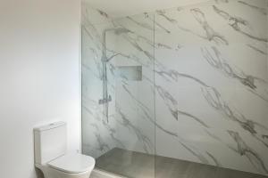 villa com piscina entre o mar e as montanhas