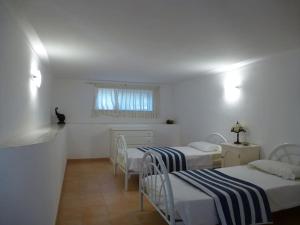 Casa Lorenzo sleeps 10, with private Tennis Court & Swimming Pool and 5 beds