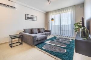 Sunlit Serenity Modern Apartment with City Views