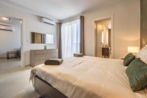 Sunlit Serenity Modern Apartment with City Views