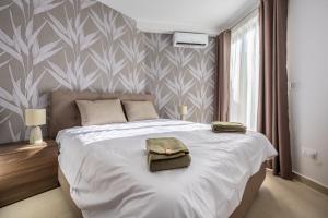 Sunlit Serenity Modern Apartment with City Views