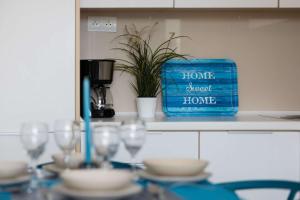 Cosy Apartment with Smart TV by Noclegi Renters