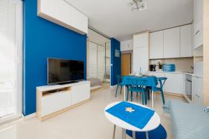Cosy Apartment with Smart TV by Noclegi Renters