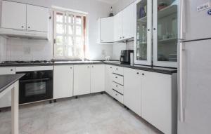 3 Bedroom Lovely Home In Capaccio Scalo