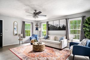 Modern decor, Hot Tub, Fire Pit & River Access!