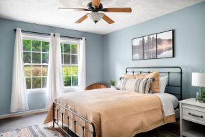 Modern decor, Hot Tub, Fire Pit & River Access!