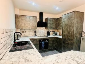 Spacious 2 Bedroom Modern Apartments - Central Location - Free Parking - Smart TV - Washer Dryer - Built for Contractors, Consultants and Work Teams