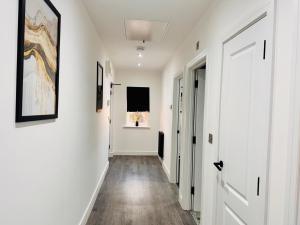 Spacious 2 Bedroom Modern Apartments - Central Location - Free Parking - Smart TV - Washer Dryer - Built for Contractors, Consultants and Work Teams