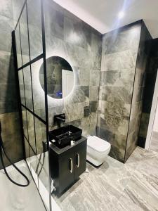 Spacious 2 Bedroom Modern Apartments - Central Location - Free Parking - Smart TV - Washer Dryer - Built for Contractors, Consultants and Work Teams