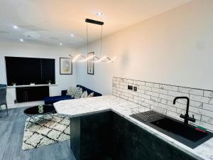 Spacious 2 Bedroom Modern Apartments - Central Location - Free Parking - Smart TV - Washer Dryer - Built for Contractors, Consultants and Work Teams