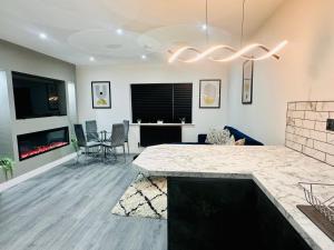 Spacious 2 Bedroom Modern Apartments - Central Location - Free Parking - Smart TV - Washer Dryer - Built for Contractors, Consultants and Work Teams