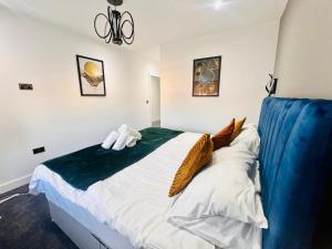 Spacious 2 Bedroom Modern Apartments - Central Location - Free Parking - Smart TV - Washer Dryer - Built for Contractors, Consultants and Work Teams