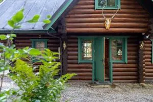 Mysig timmerhus i skogen med privat bastu nära sjön - Orkelljunga