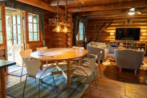 Mysig timmerhus i skogen med privat bastu nära sjön