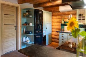 Mysig timmerhus i skogen med privat bastu nära sjön