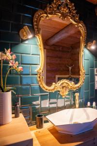 Mysig timmerhus i skogen med privat bastu nära sjön