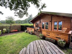 The Hive - A Cosy, Pet Friendly, Rural Log Cabin with far reaching views