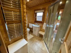 The Hive - A Cosy, Pet Friendly, Rural Log Cabin with far reaching views