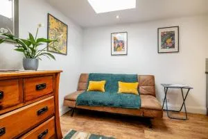 Self contained two room studio apartment, own entrance, private parking - 波茨莱德