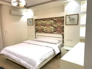 شقة ارضي بحديقه فيو مسبح داخل كمبواند Zayed Regency الشيخ زايد رقم الهاتف صفر صفر اتنين صفر واحد واحد صفر اتنين اربعه ثلاثه صفر 222 - ‘Izbat Yūsif Barrādah