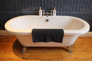 Historic 3 double bed whole house by castle