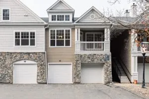 Spacious Apt with Private Balcony - Bedford