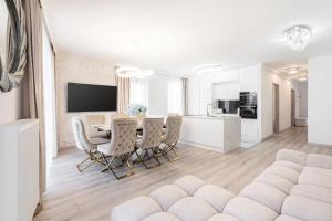 Corvin 5 Stars Luxury Apartment with Free Parking