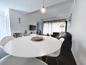 Apartment - Sleeps 4 - Parking - Beach Close