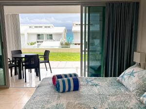 Brisas Shores 07 Beachfront Condo, Pool and garden area, Zona Hotelera Cancun