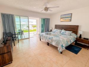 Brisas Shores 07 Beachfront Condo, Pool and garden area, Zona Hotelera Cancun