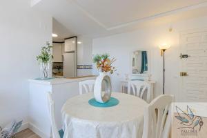 Bright Apt 2 BDR, with sea views, Benalbeach