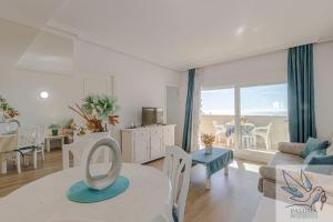 Bright Apt 2 BDR, with sea views, Benalbeach