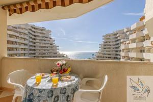 Bright Apt 2 BDR, with sea views, Benalbeach