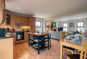 2 bedroom home in Kenmare with sea views to sleep 4