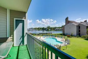 Lake Conroe Condo with Pool Access and Balcony! - Willis
