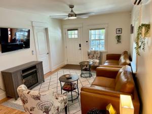 Modern Cottage Downtown. Pet Yes