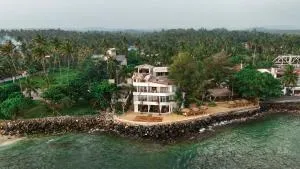 Blue Waves Surf House - Beach Hotel - Denuwala