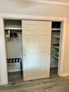 3 Min Walk to Starbucks. Pet Yes