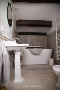 STUDIO LOFT FERRARA centro storico vista castello