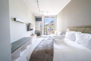 The Rose 602: Modern City Apartment with Views