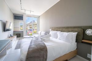 The Rose 602: Modern City Apartment with Views