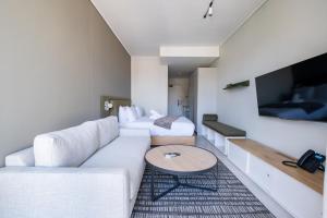 The Rose 602: Modern City Apartment with Views