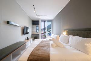 The Rose 704: Top Floor Modern Studio Apartment