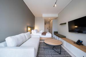 The Rose 704: Top Floor Modern Studio Apartment
