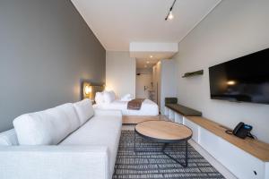 The Rose 704: Top Floor Modern Studio Apartment