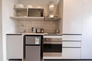 The Rose 706: 7th Floor Modern Studio Apartment